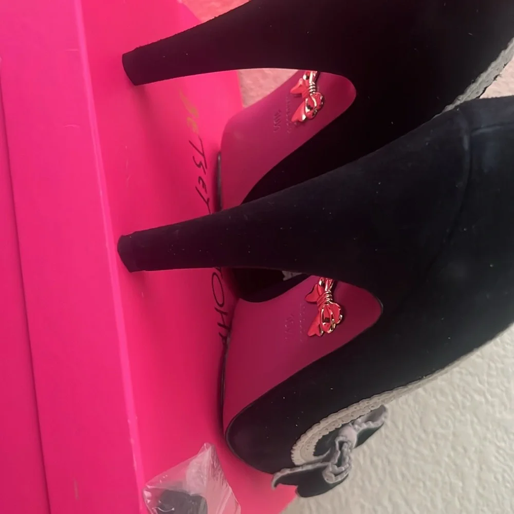 Like new Betsey Johnson “Reese” Heels - Picture 5 of 8